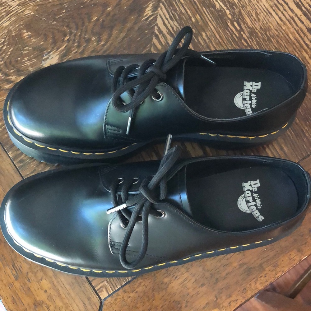 NEW. Doc martens 8053 LEATHER PLATFORM CASUAL SHOES.